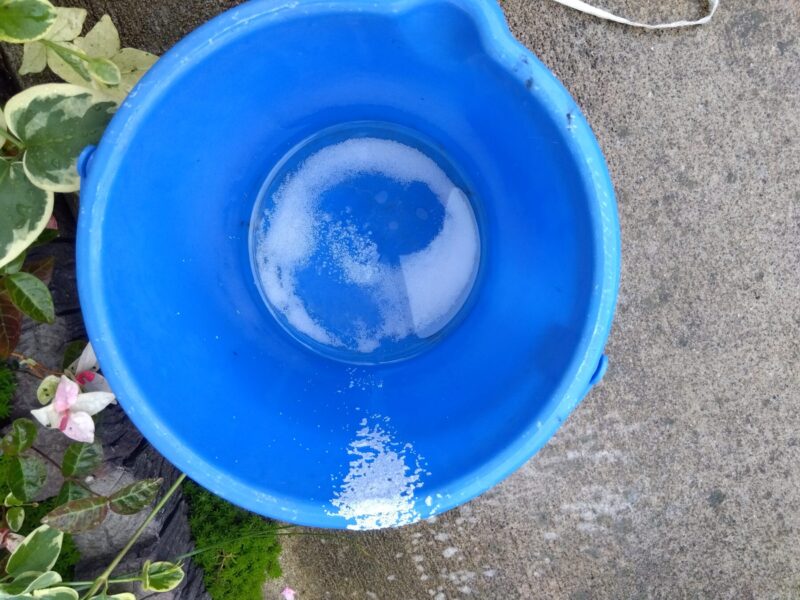 バケツで溶かした洗剤がとけきれてない様子イメージ