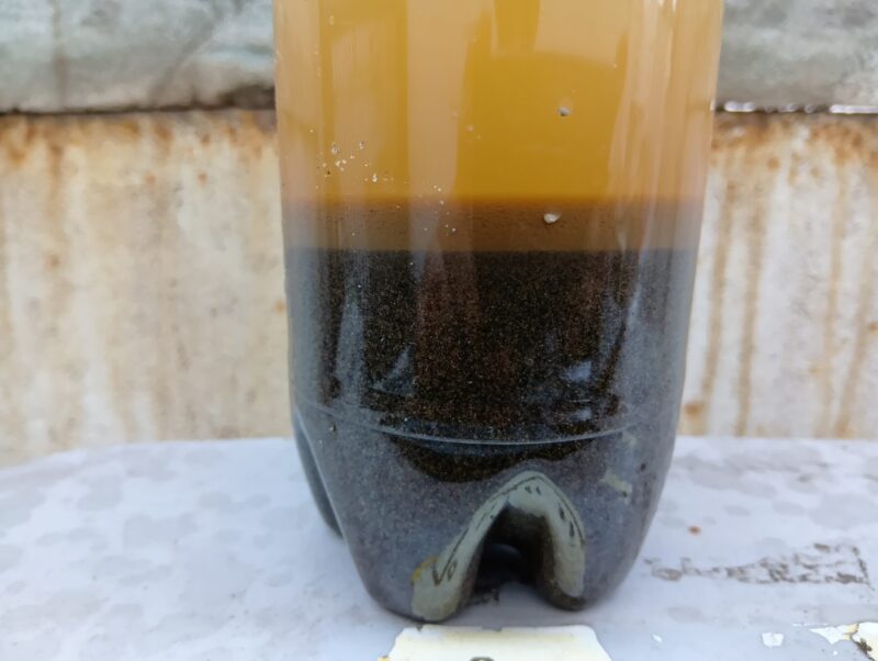 砂と泥をペットボトルで分離させた様子
