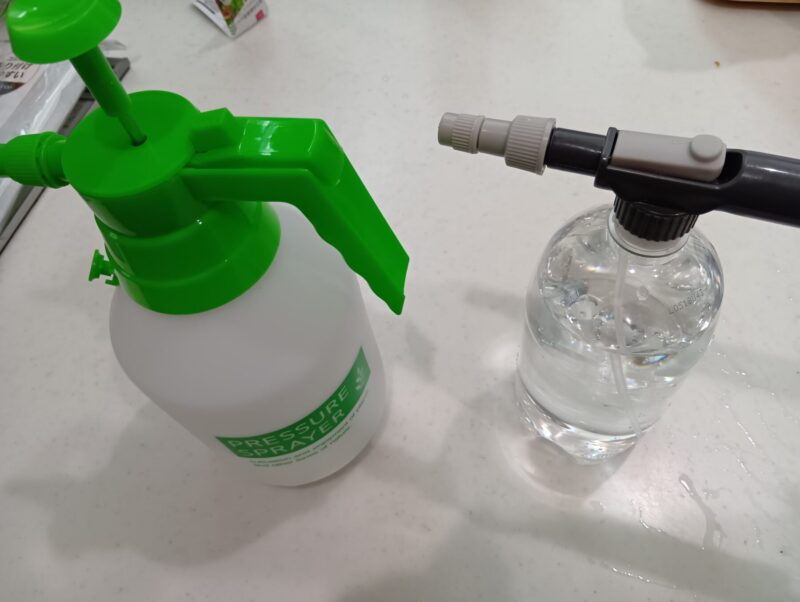 ダイソー噴霧器、100円タイプと300円タイプ