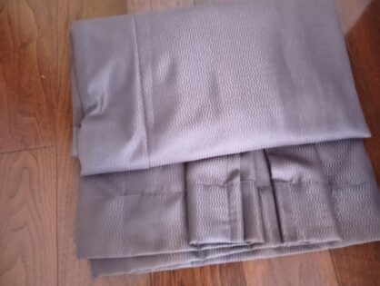 カーテンのフックをつけたまま折りたたむ様子