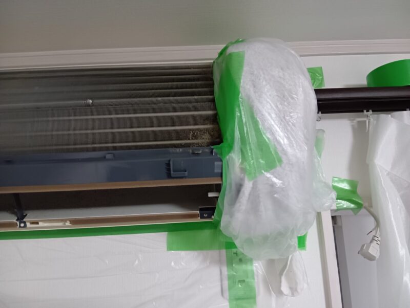 エアコン電装部分を養生するイメージ