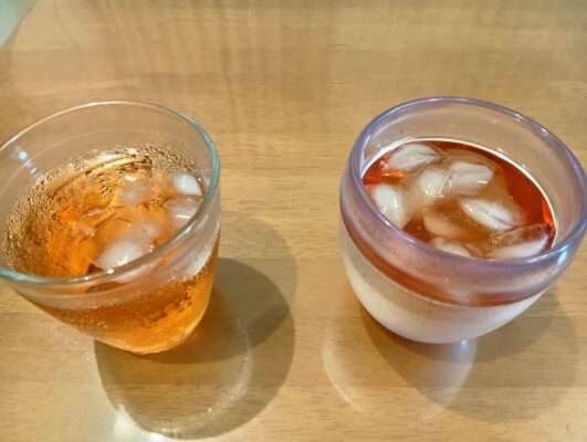 普通のグラスと、二重構造グラスの違いイメージ