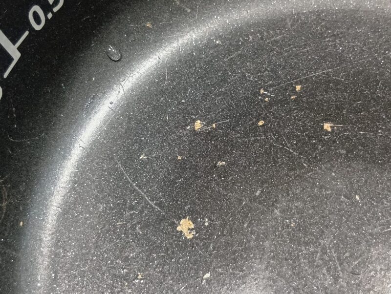 炊飯器の釜、塗装が剝がれてる様子