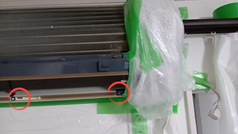 エアコン掃除電装部分を養生するイメージ