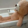 コストコの大きいクマのぬいぐるみが浴槽に入れてる様子