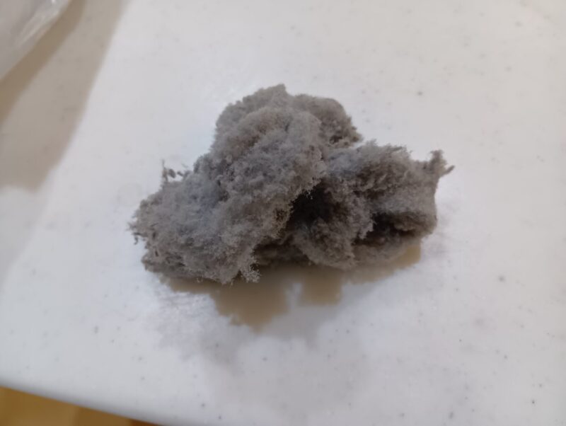 霧ヶ峰エアコンのダストボックスから出てきた、大量の埃