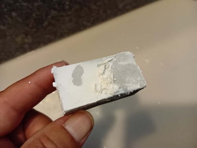 アズマックス附属のスポンジに洗剤が固まる様子