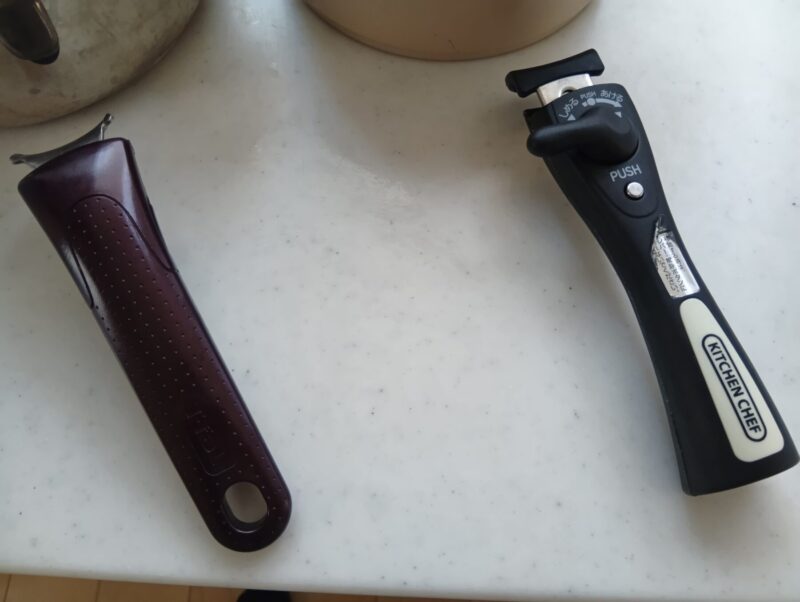 ティファールのシリーズが違うことで、二つの取っ手が違う様子