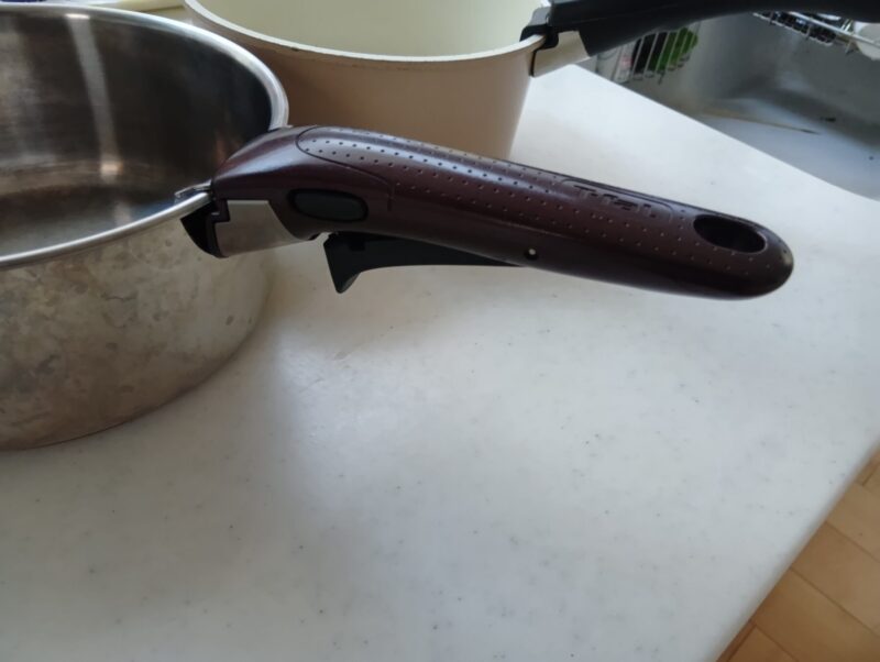 ティファールステンレス、取っ手をロックする様子