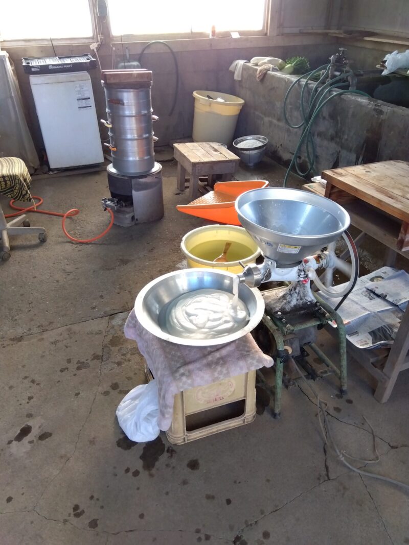 伸し餅をつくる作業場面