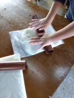 伸し餅を伸ばすイメージ