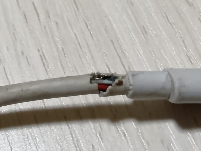 USBコードの中の銅線が見え壊れてる様子