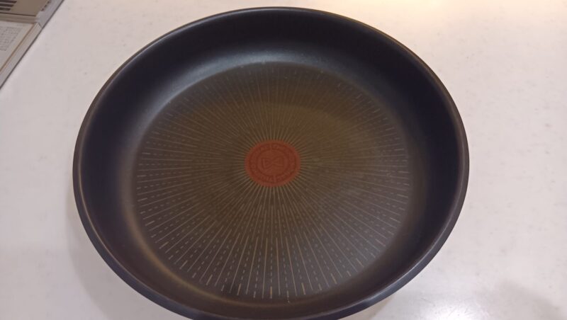 ティファールのフライパン。フライパンの底に本物の赤井印が浮てってる写真
