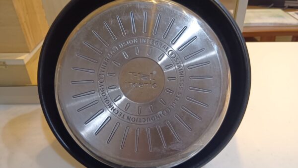 ステンレスのティファール鍋。そこの部分にロゴが彫られている写真