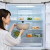 日立の冷蔵庫のまるごとチルド機能を活用し、日本人の主婦が鍋やラップなしの食品を冷蔵室全体に自由に収納する様子