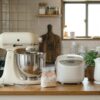 日本のコンパクトなキッチンカウンターに置かれたキッチンエイドに似ているスタンドミキサー。炊飯器や電気ケトルとのサイズ感を比較。